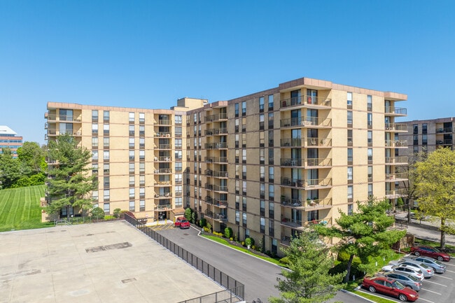 Plymouth Hill Condominiums in Plymouth Meeting, PA - Foto de edificio - Building Photo