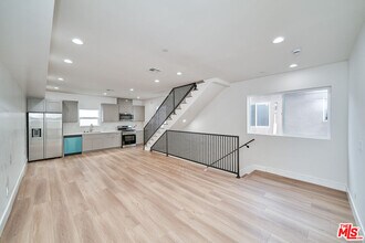 1108 Queen Anne Pl-Unit -1108 in Los Angeles, CA - Building Photo - Building Photo
