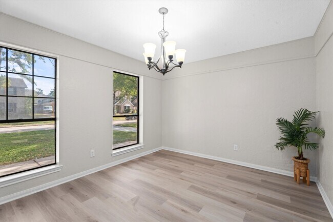 16015 Southampton Dr