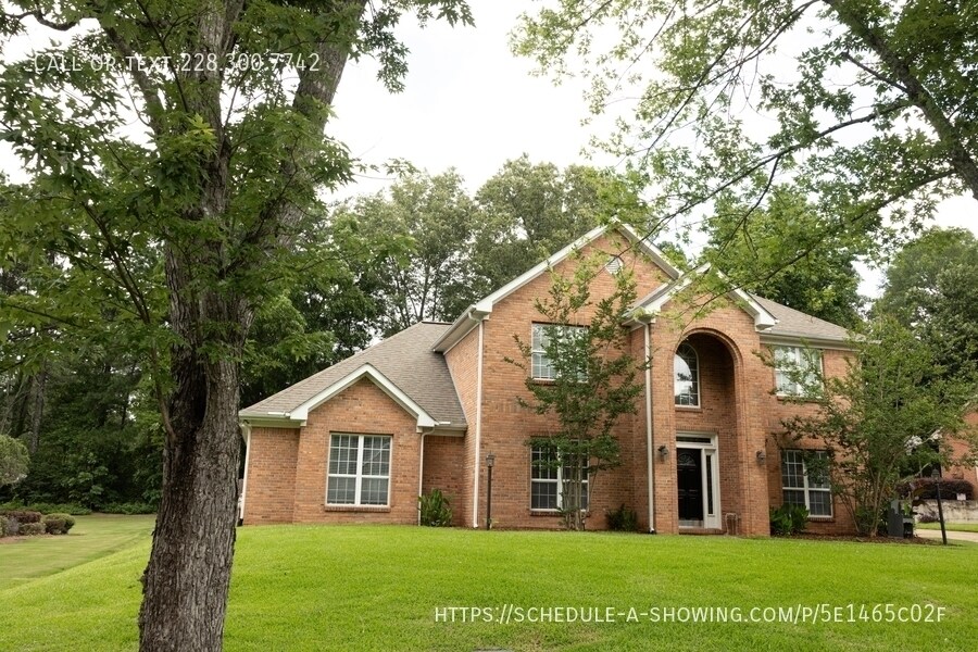 110 Little John Ln in Starkville, MS - Building Photo