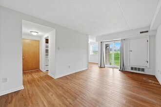 2402 Pond View Dr in West Chester, PA - Building Photo - Building Photo