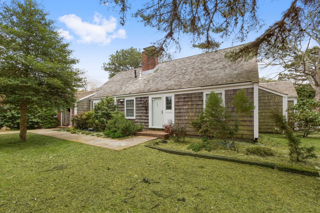 22 Maidstone Dr in Amagansett, NY - Building Photo