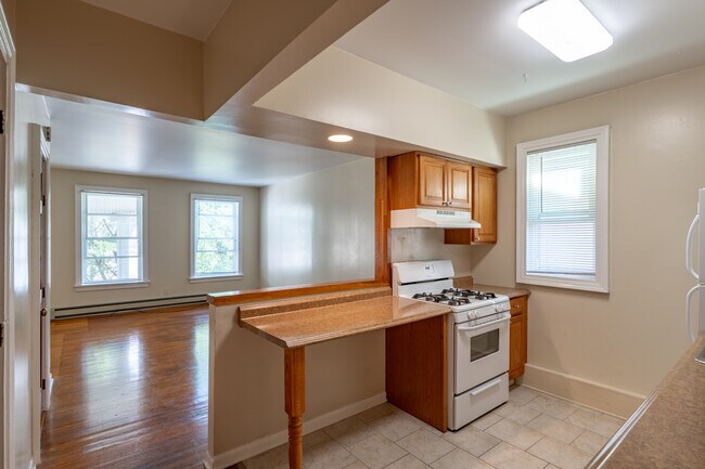 669 Potomac Ave in Buffalo, NY - Foto de edificio - Interior Photo