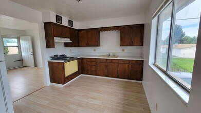 1660 Grandview Dr, Unit 1 in Idaho Falls, ID - Building Photo - Building Photo