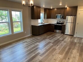 1110 Cottage St NE in Salem, OR - Foto de edificio - Building Photo