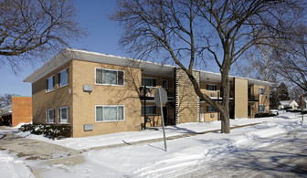 590 Yale Ct in Des Plaines, IL - Building Photo