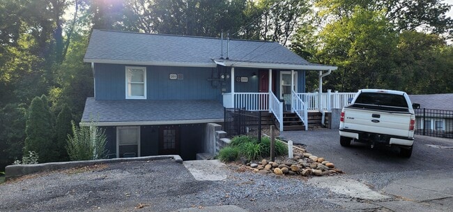 211 One Way St in Sevierville, TN - Foto de edificio - Building Photo