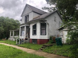 103 E Prairie Ave in Decatur, IL - Building Photo