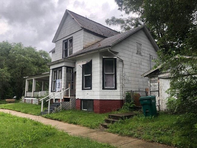 property at 103 E Prairie Ave