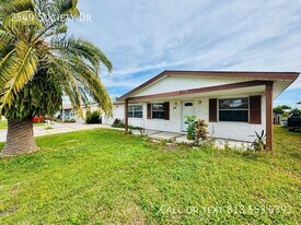 2540 Society Dr in Holiday, FL - Building Photo