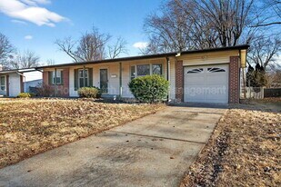 2060 Loveland Dr in Florissant, MO - Building Photo