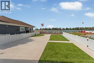 8830 Riverside Dr E in Windsor, ON - Foto de edificio - Building Photo