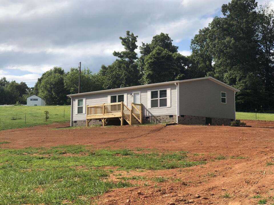1671 Edgewood Rd in Wilkesboro, NC - Building Photo
