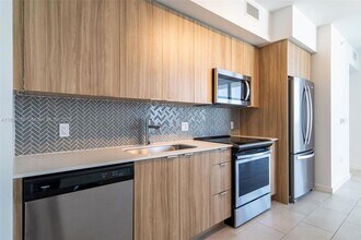 2150 N Bayshore Dr, Unit 2303 in Miami, FL - Building Photo - Building Photo