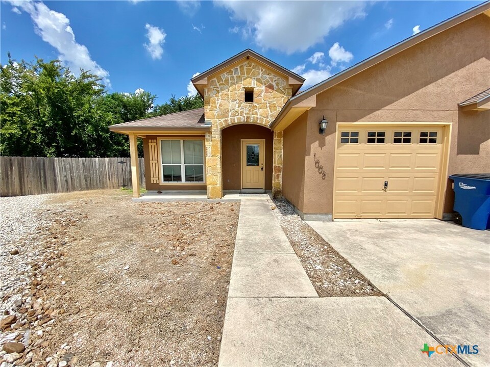 1003 Brown Rock Dr in New Braunfels, TX - Foto de edificio