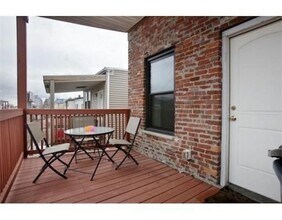 169 Chelsea St, Unit 8 in Boston, MA - Foto de edificio - Building Photo