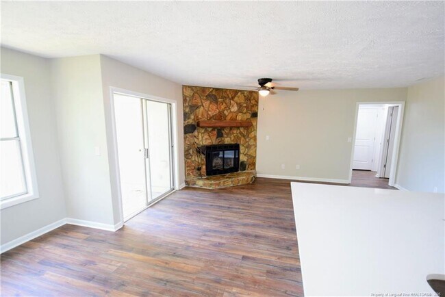 1018 Brookhollow Dr in Fayetteville, NC - Foto de edificio - Building Photo