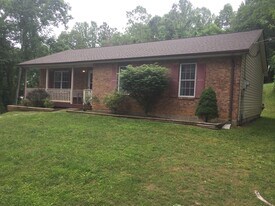 320 Pine Shores Dr in Front Royal, VA - Building Photo