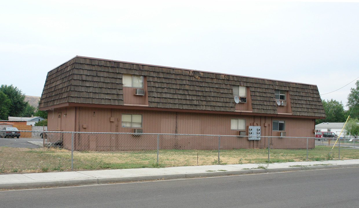 704 N 25th Ave in Yakima, WA - Building Photo