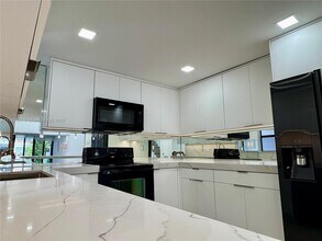 323 Poinciana Island Dr, Unit 903 in Sunny Isles Beach, FL - Building Photo - Building Photo