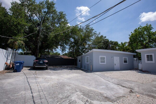 2500 NW 103rd St in Miami, FL - Building Photo - Building Photo