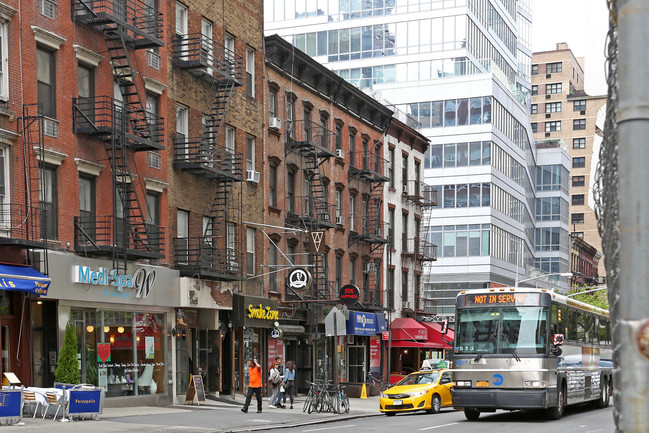 1413 Second Ave in New York, NY - Foto de edificio - Building Photo