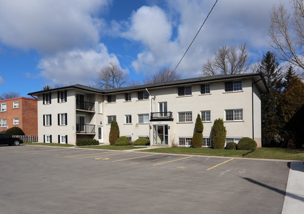 260 Cedar St in Cambridge, ON - Building Photo