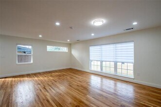 2220 Housley Dr in Dallas, TX - Foto de edificio - Building Photo