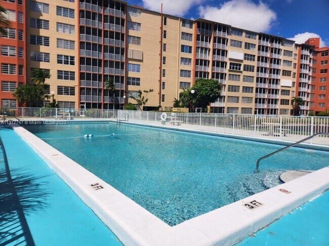 1780 NE 191st St, Unit 409 in Miami, FL - Building Photo - Building Photo