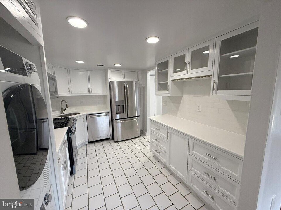 606 Cooper Landing Rd in Cherry Hill Township, NJ - Building Photo