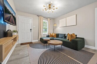 Room in House on Ayrshire Cir NW in Atlanta, GA - Foto de edificio - Building Photo