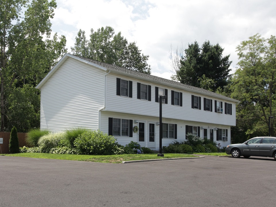 18 Luzerne Rd in Queensbury, NY - Building Photo