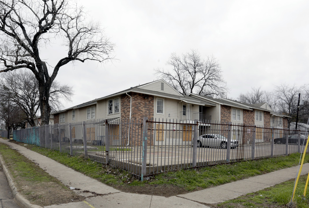 Cedar Gardens in Dallas, TX - Building Photo