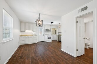 713 Heavens Dr in Mandeville, LA - Building Photo - Building Photo