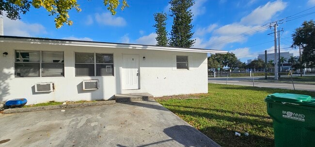 1051 NW 27th Ave in Fort Lauderdale, FL - Building Photo - Building Photo