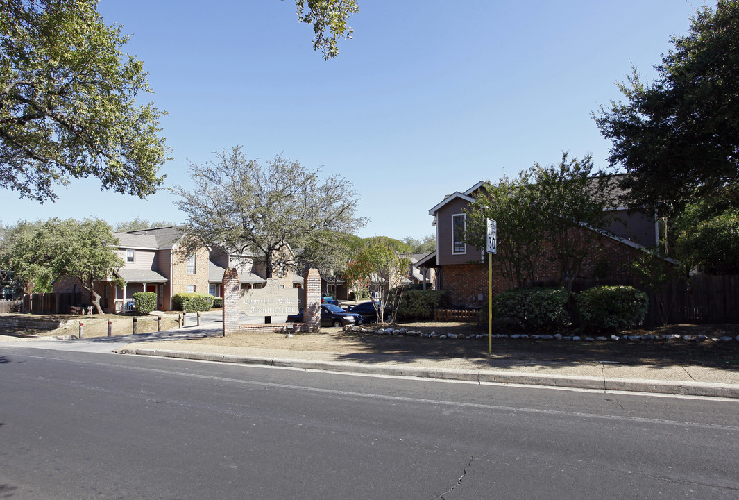 Churchill Estates in San Antonio, TX - Foto de edificio