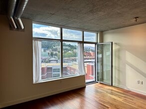 1926 W Burnside St in Portland, OR - Foto de edificio - Building Photo