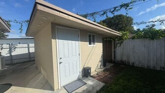 20811 NW Miami Pl in Miami, FL - Building Photo