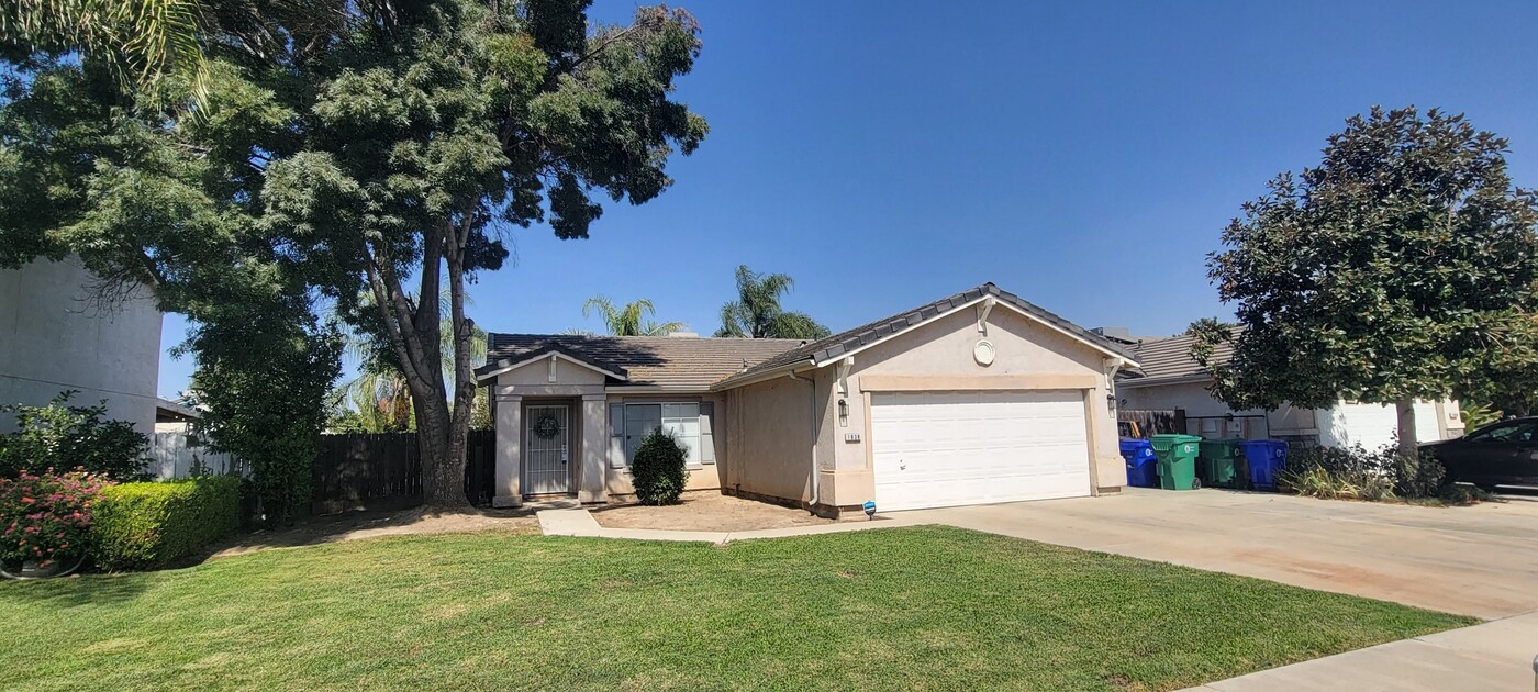 1838 La Vida Ave in Porterville, CA - Foto de edificio