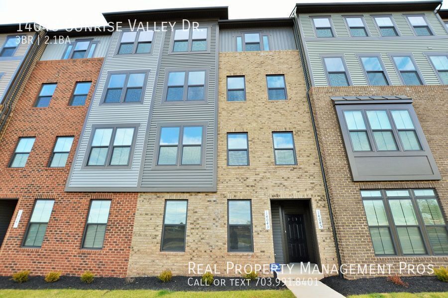 14043 Sunrise Valley Dr in Herndon, VA - Building Photo