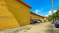 180 Royal Palm Rd in Hialeah, FL - Foto de edificio - Building Photo