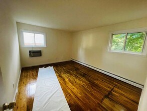 6 Alex Ln in Glen Cove, NY - Foto de edificio - Building Photo