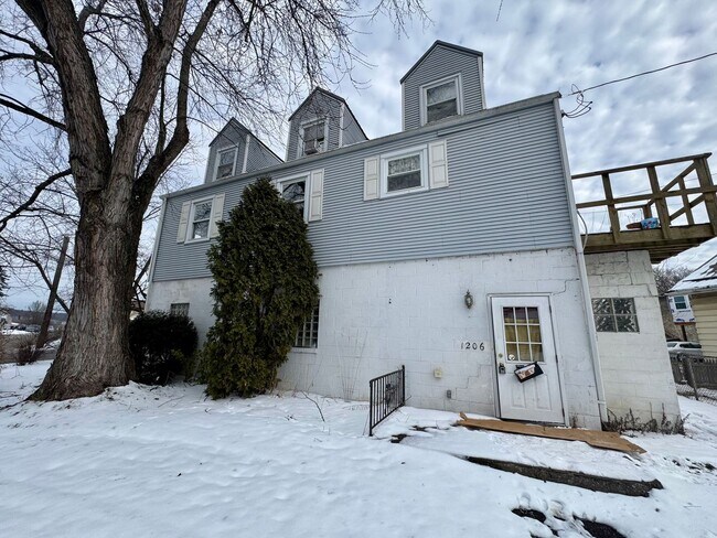 1206 Springhill Rd in Natrona Heights, PA - Building Photo - Building Photo