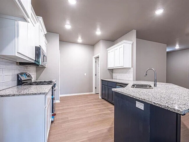 124 Cedar St in Perry, OK - Building Photo - Building Photo