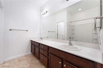 8472 Garside Dr in Las Vegas, NV - Foto de edificio - Building Photo