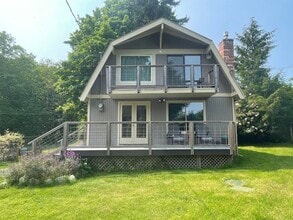 8111 Sand Dollar Ln in Clinton, WA - Building Photo - Building Photo