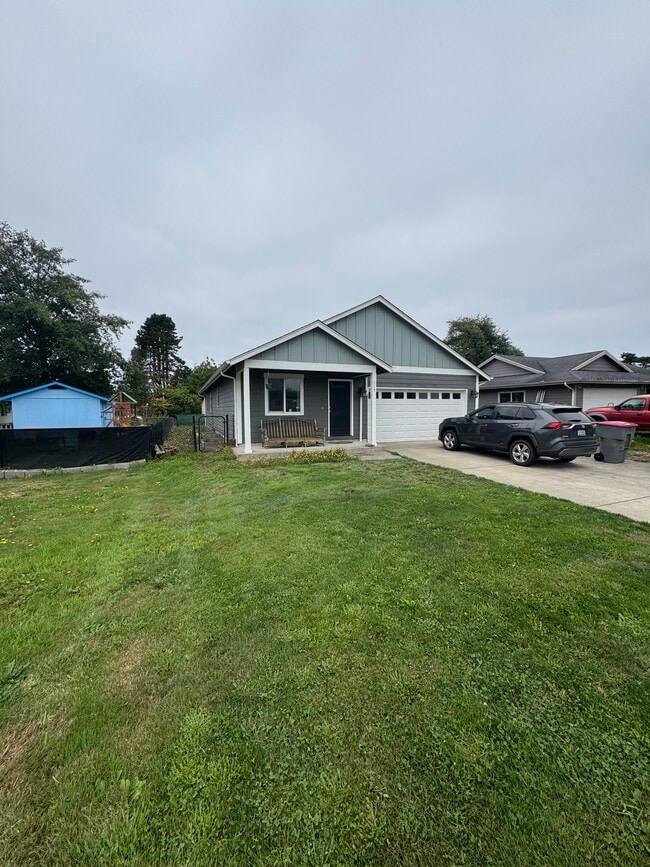 115 NW Cedar Ave in Warrenton, OR - Building Photo - Building Photo