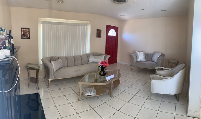 8136 Bellingham Ave in North Hollywood, CA - Foto de edificio - Building Photo