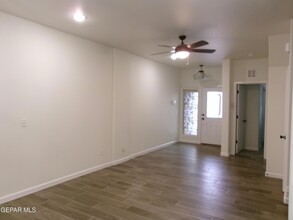 1060 Hoppas St, Unit B in El Paso, TX - Building Photo - Building Photo
