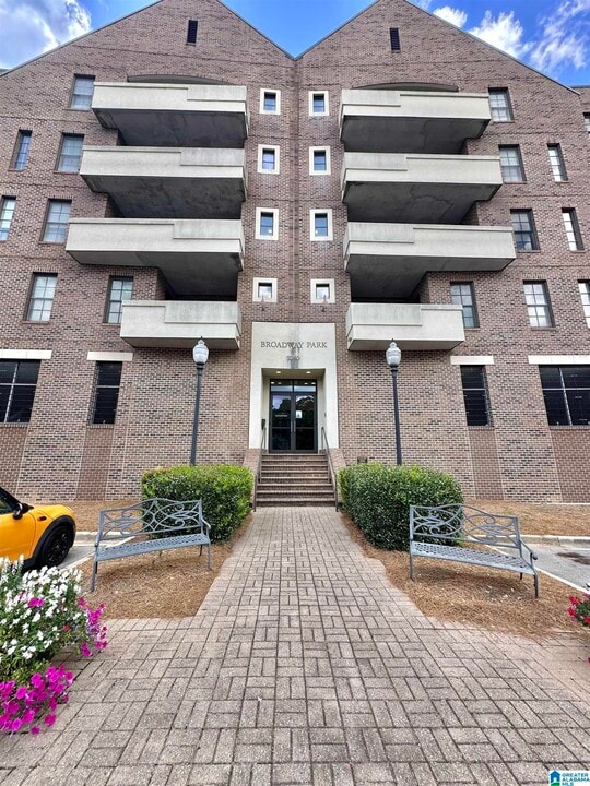 1040 Broadway St in Homewood, AL - Building Photo